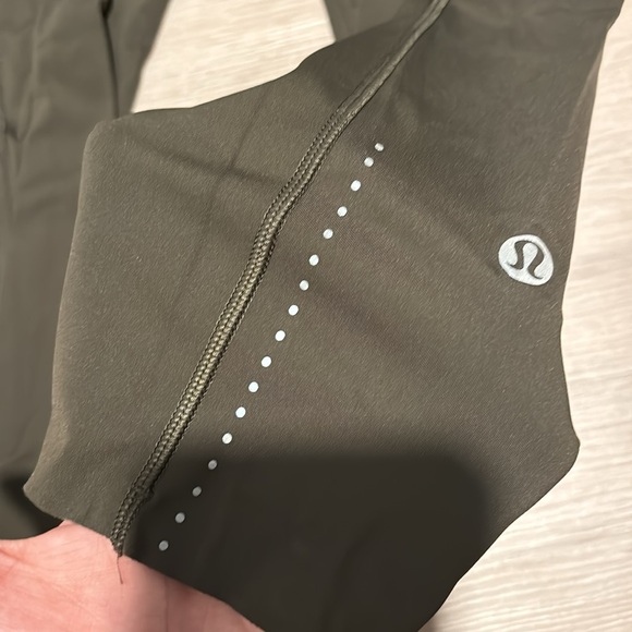 Lululemon Cropped Legging w Pockets - Picture 2 of 4